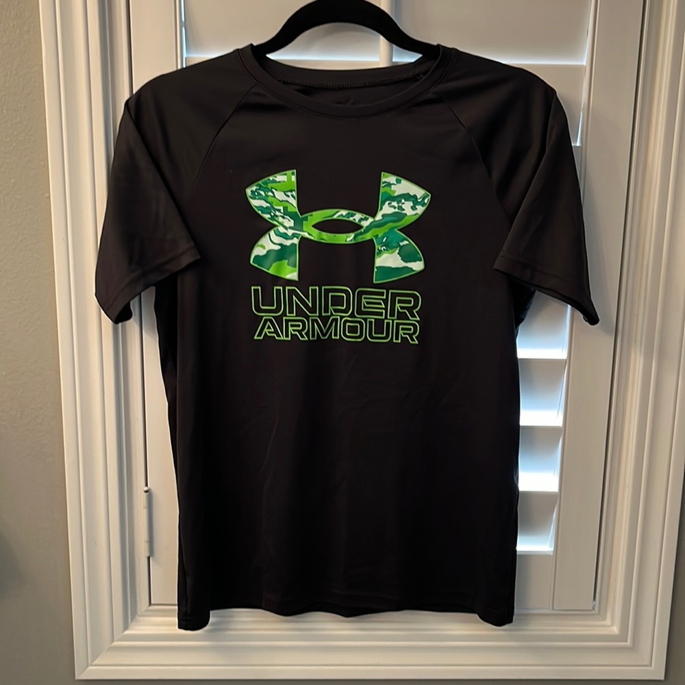 Boys large black Under Armour T-shirt
